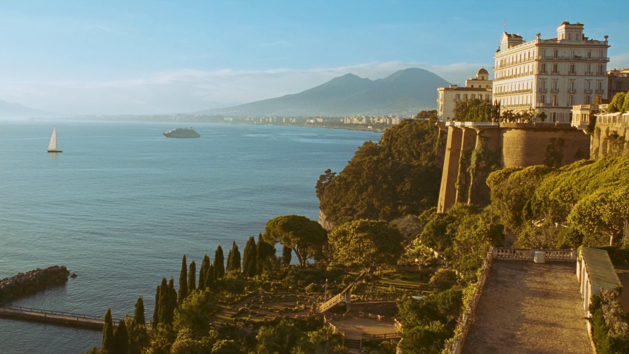 Naples to Sant'Agnello by Circumvesuviana: the Quiet-Luxury Sorrento Address (2026)