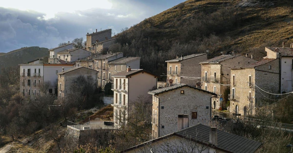 Positano vs Amalfi: Complete Comparison (Beaches, Prices, Crowds 2026)