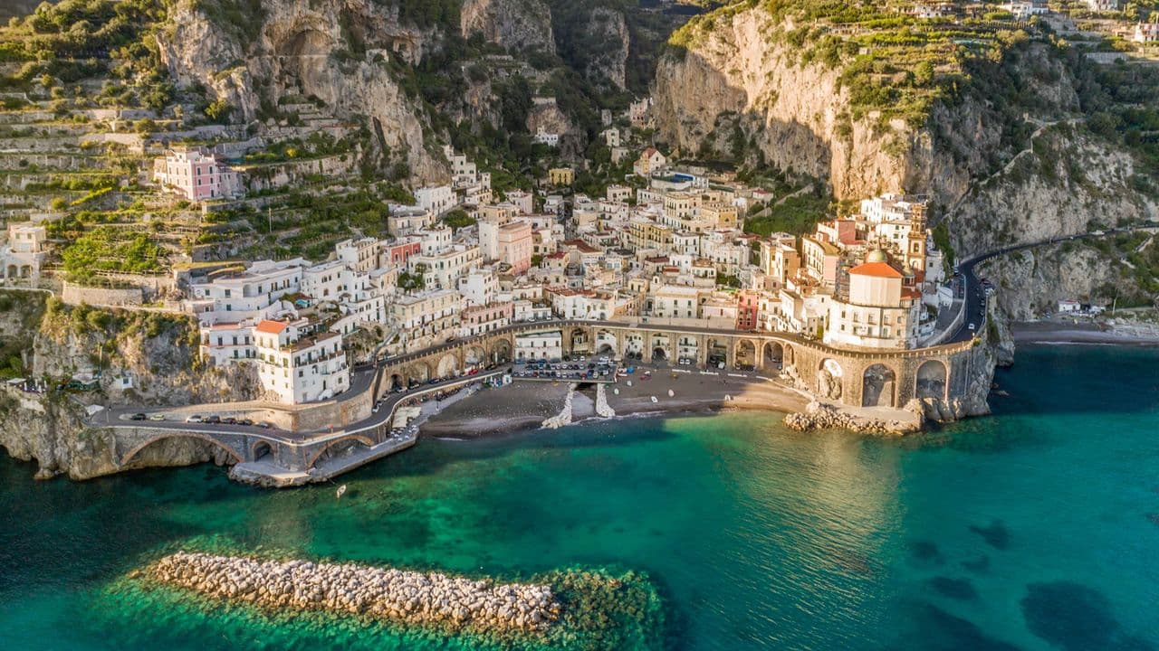 Traslado privado con conductor de Atrani a Sant'Agata sui Due Golfi