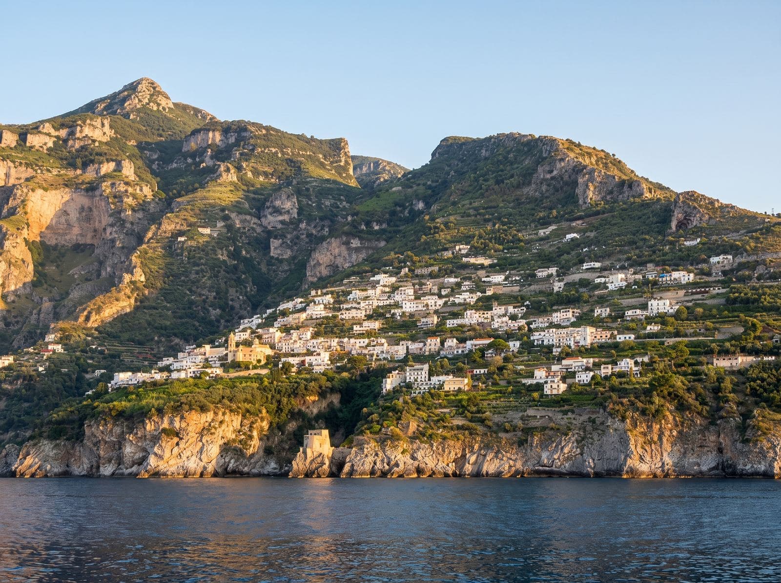 Praiano und Vettica Maggiore am terrassierten Hang über dem Meer, vom Wasser aus gesehen