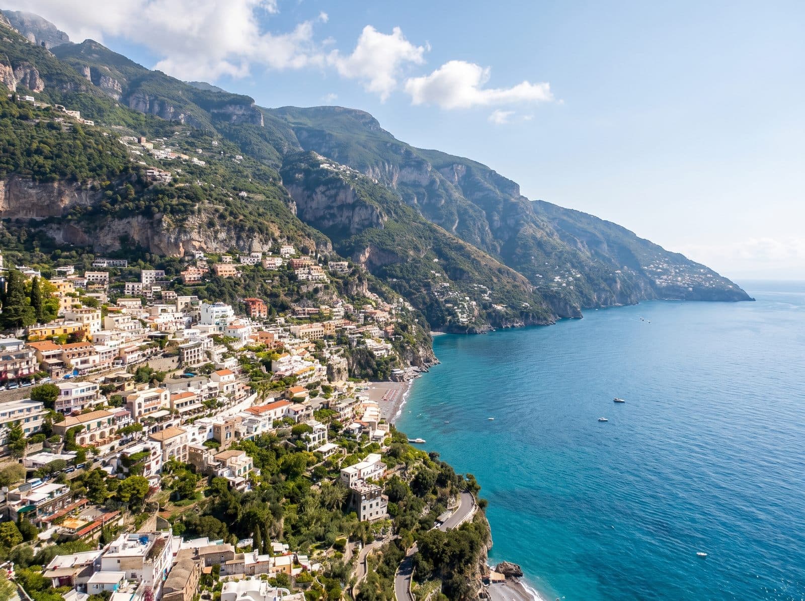 Positano e la Costiera Amalfitana viste dalla strada sopra il paese