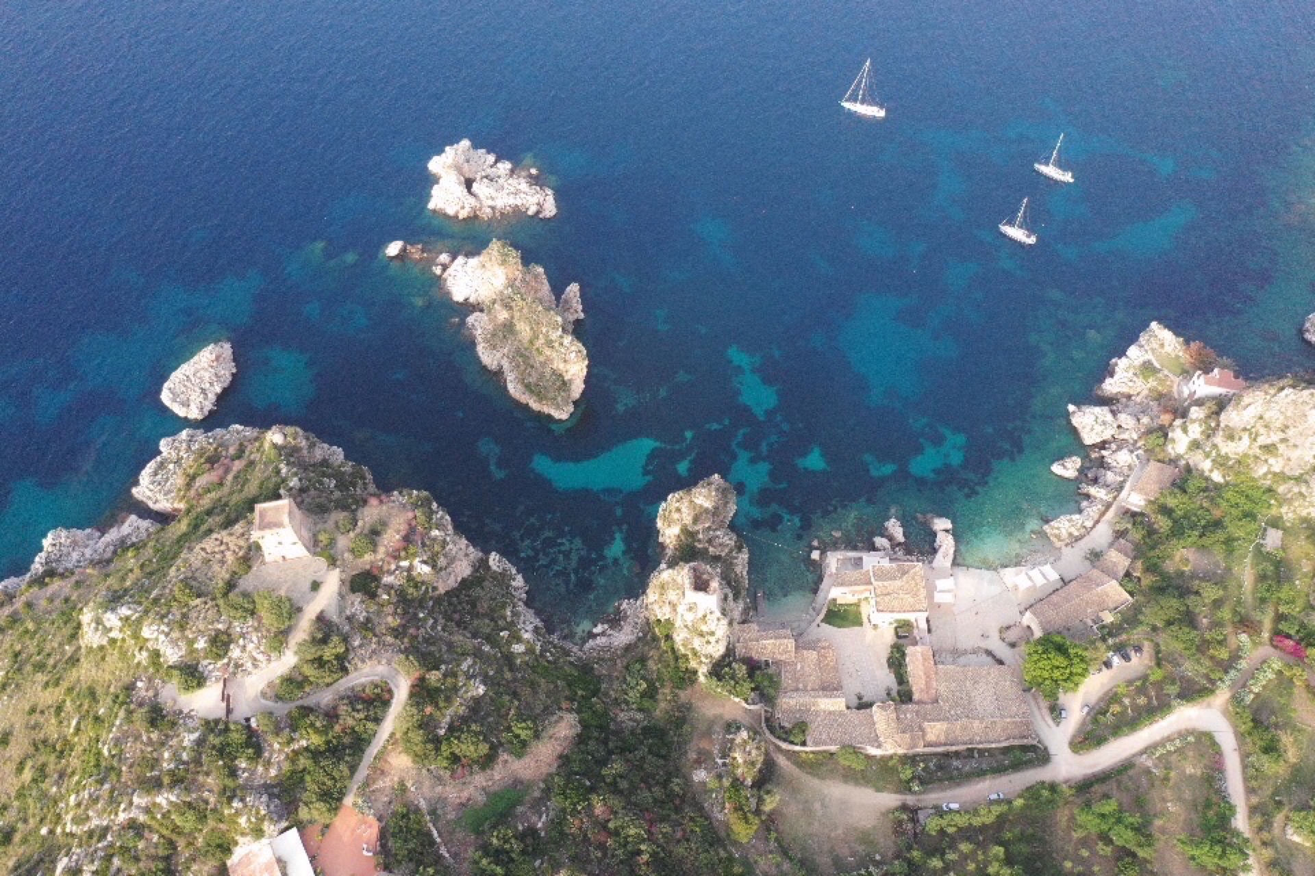 La antigua tonnara y los farallones de Scopello, a los que se llega desde Castellammare del Golfo con el autobús local RU02