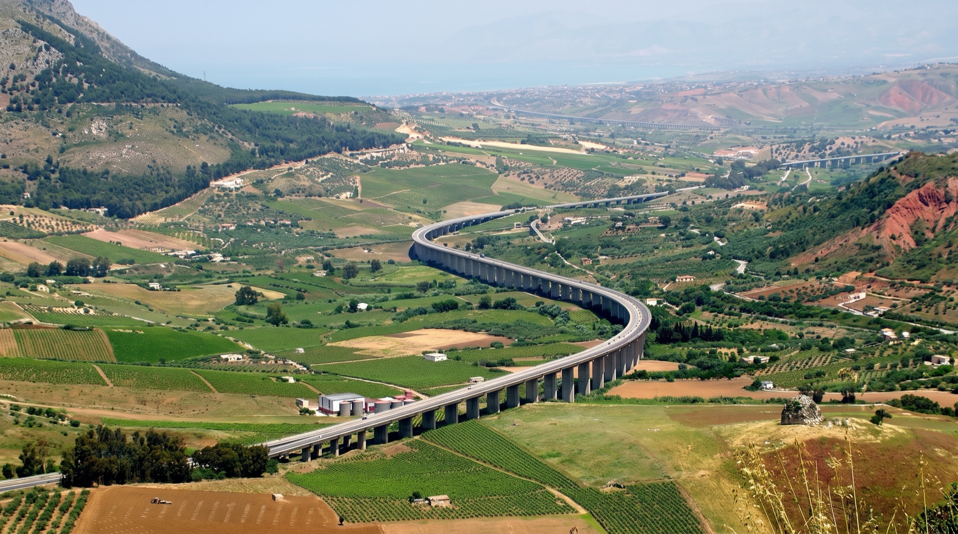 The A29 motorway along the coast between Punta Raisi and Palermo, the roughly 35 kilometres every airport bus, taxi and transfer drives