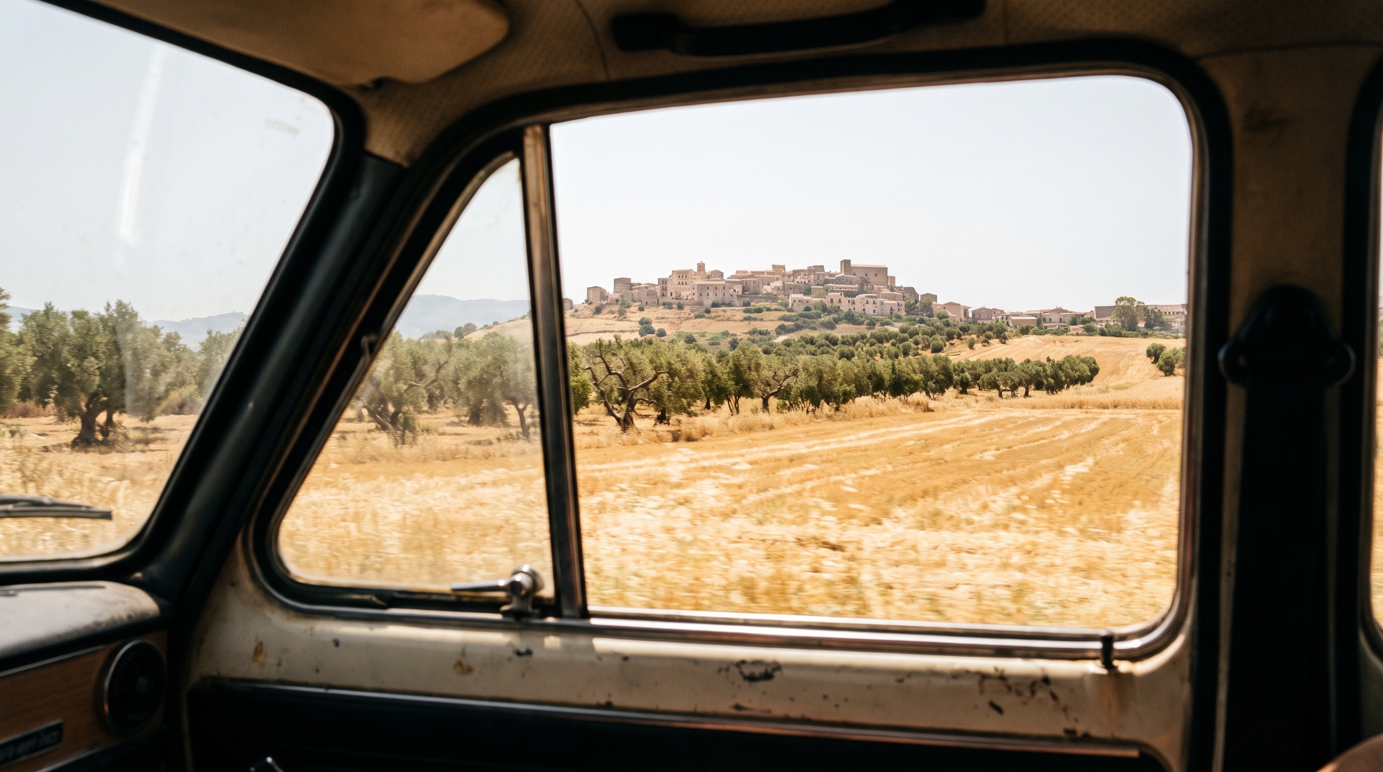 L'interno riarso della Sicilia visto dalla strada d'estate