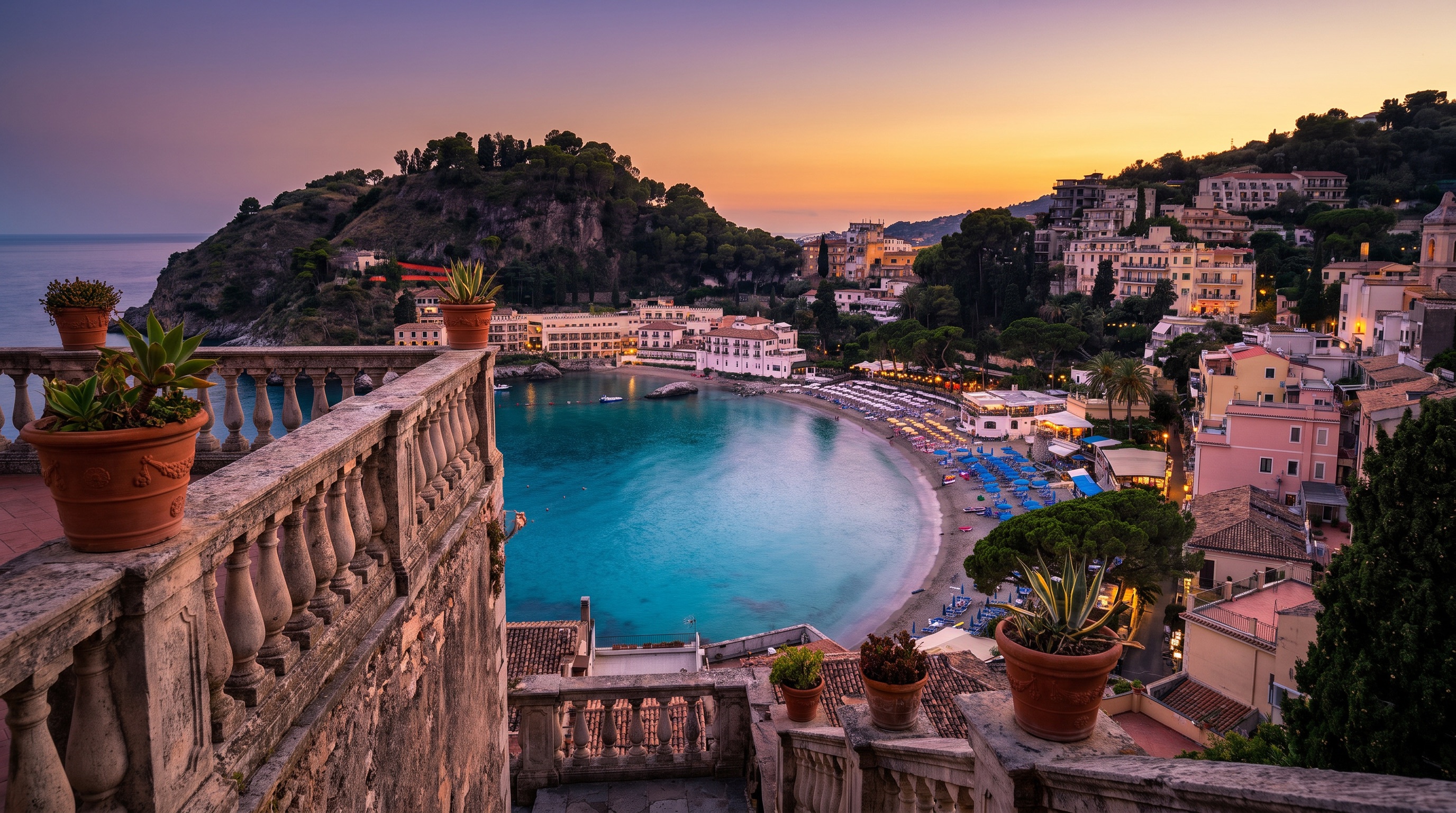 La bahía bajo Taormina vista desde el pueblo alto al atardecer